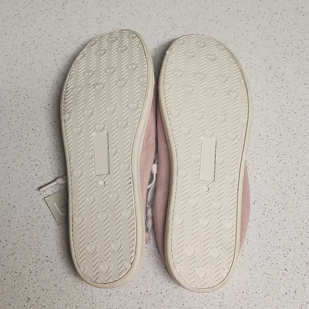 Maurices NWT Mariah Light Pink Flat Sneakers Size 8